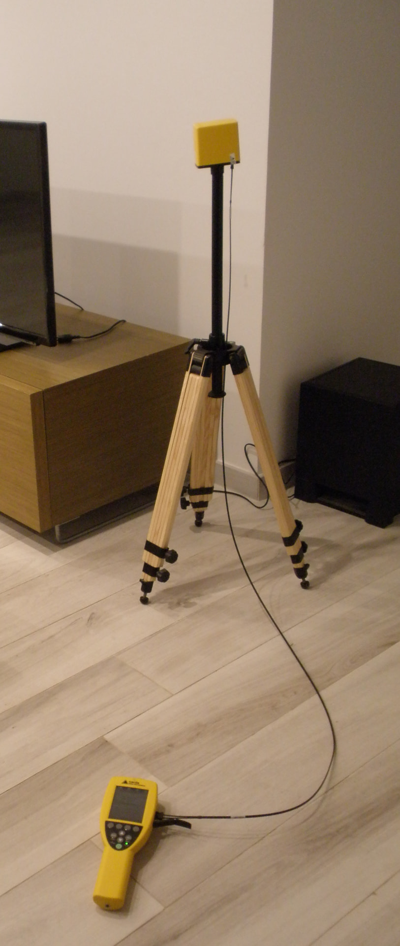 Equipo Narda STS para medición de campos electromagnéticos de baja frecuencia en vivienda